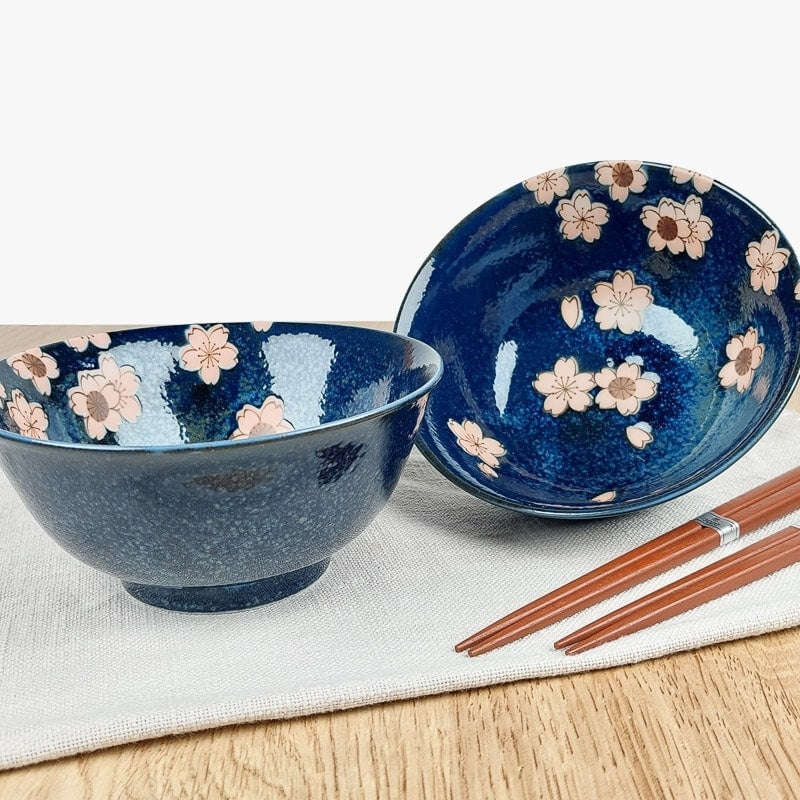 2 japanilaisen Sakura-kulhon sarja