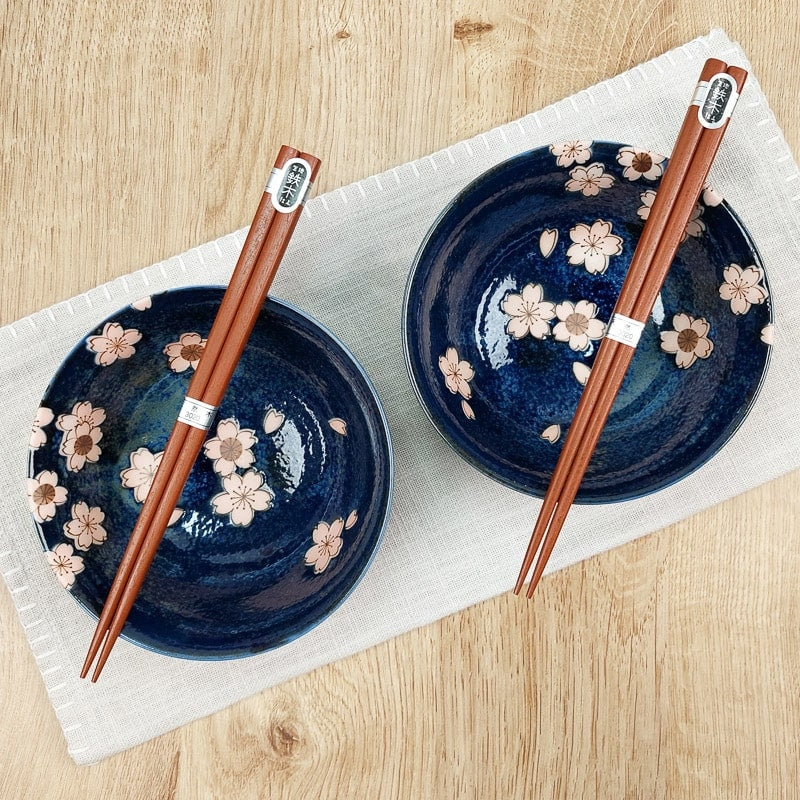 2 japanilaisen Sakura-kulhon sarja