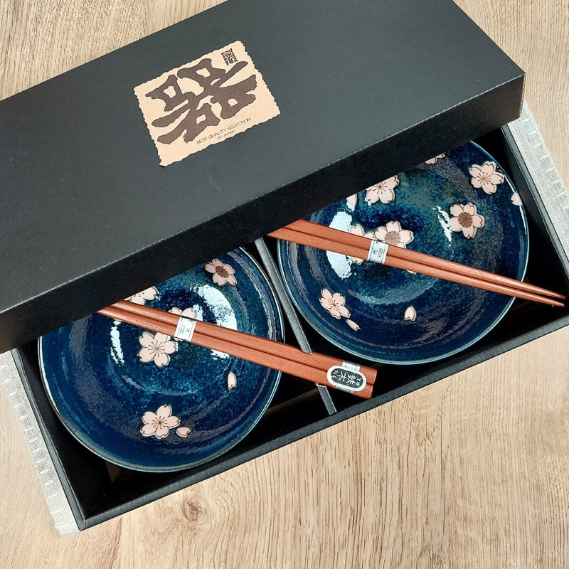 2 japanilaisen Sakura-kulhon sarja