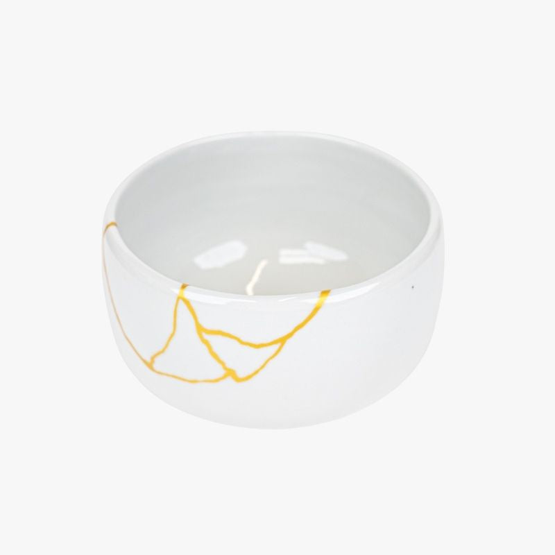 Valkoinen japanilainen Kintsugi-matcha-kulho