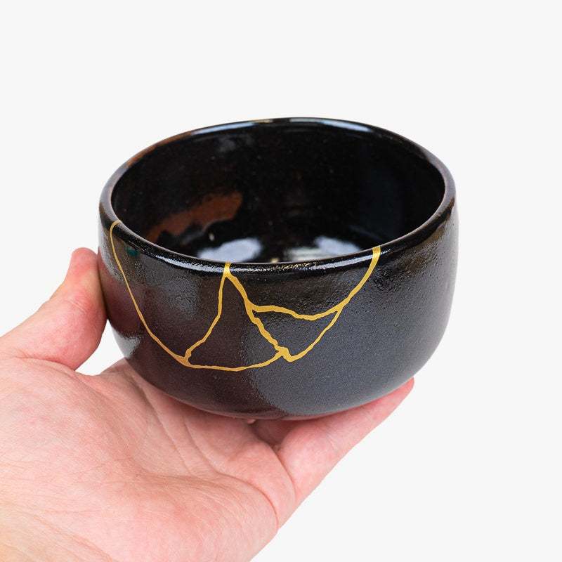 Musta japanilainen Kintsugi-matcha-kulho