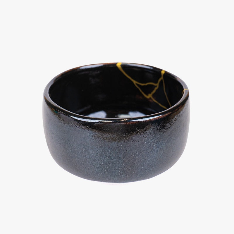 Musta japanilainen Kintsugi-matcha-kulho