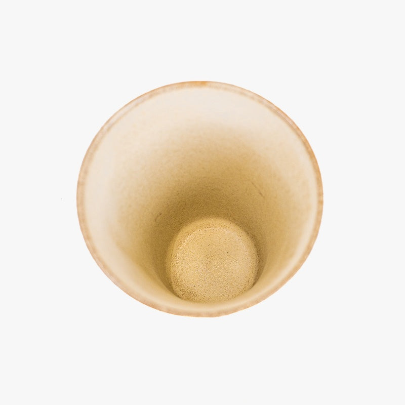Suuri beige japanilainen kuppi