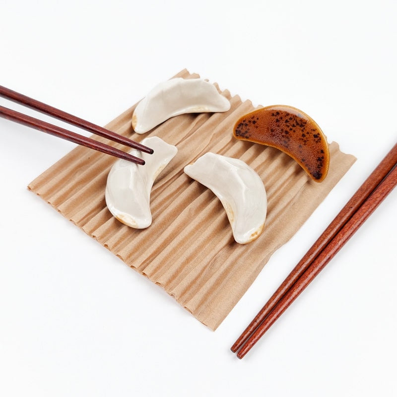 Japanilainen Gyoza syömäpuikko lepää
