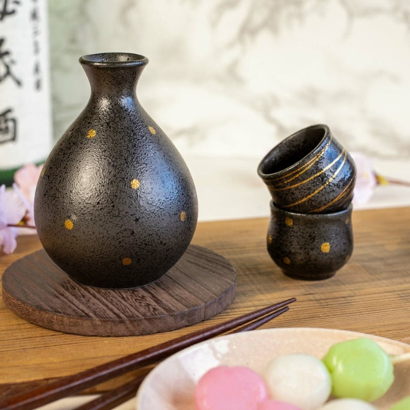 Käsintehty japanilainen sake-palvelu