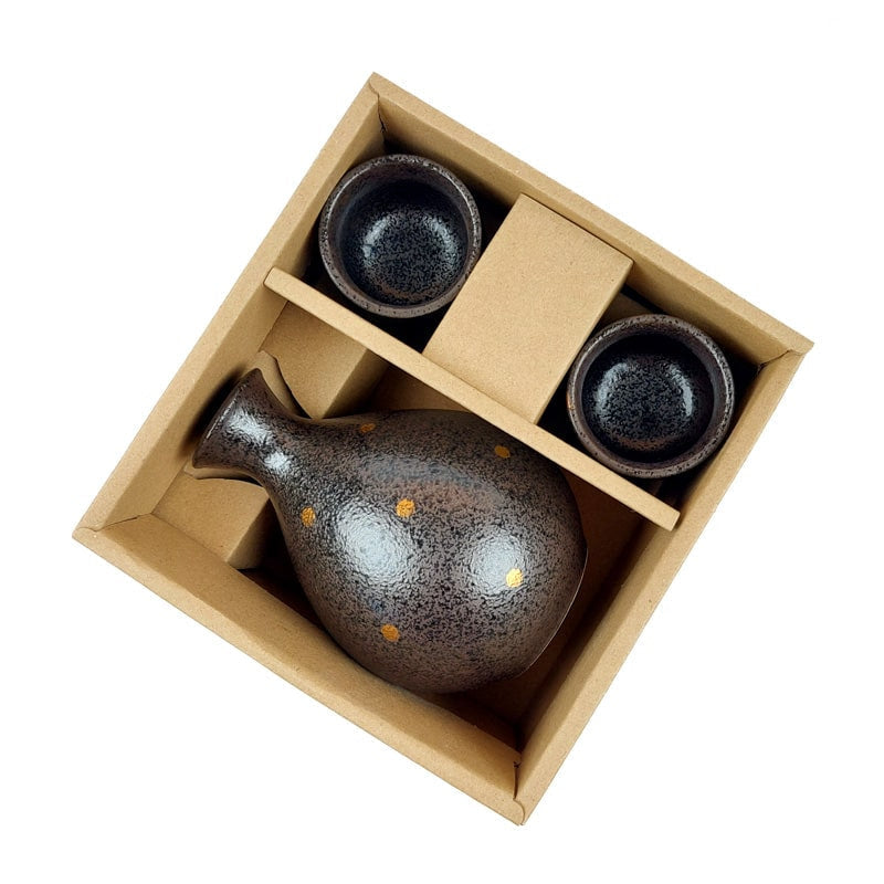 Käsintehty japanilainen sake-palvelu