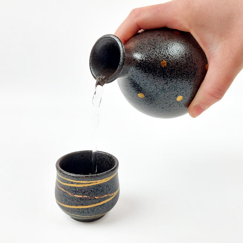 Käsintehty japanilainen sake-palvelu