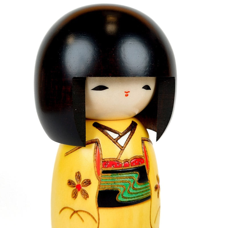 Keltainen Kokeshi-nukke