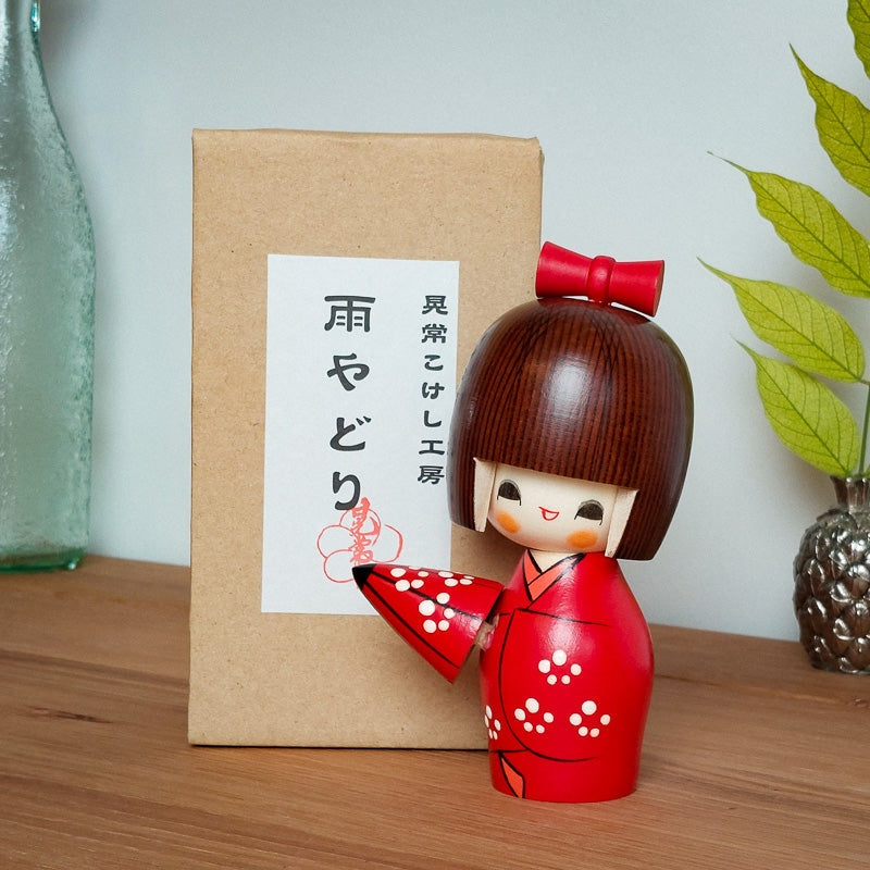 Kokeshi sateenvarjo nukke