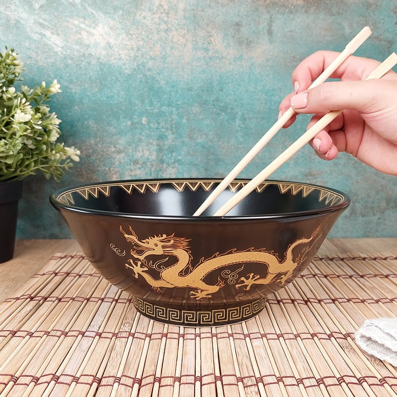 Musta japanilainen Ramen-kulho