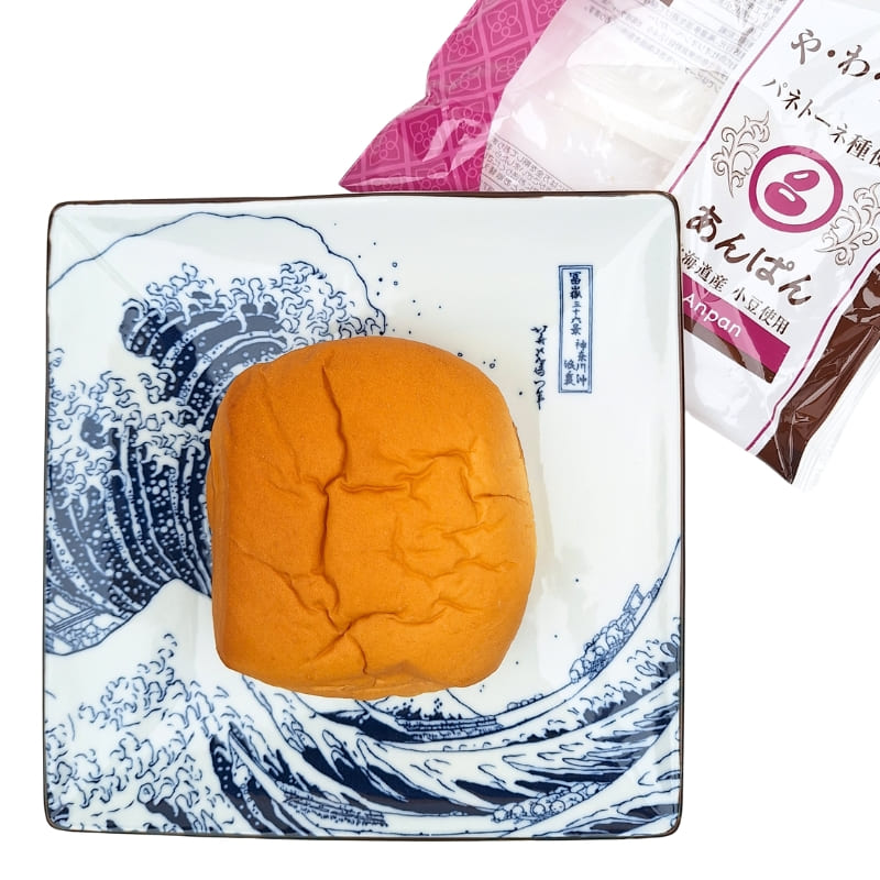 Briossileipä punaisen paputäytteen kanssa