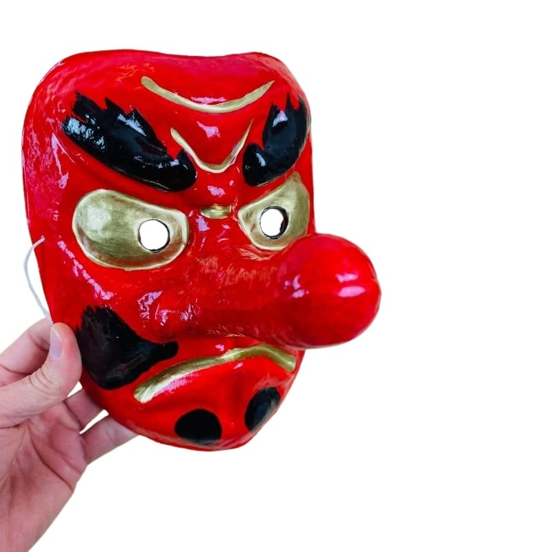 Paperimassasta tehty Tengu naamio