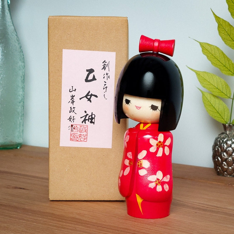 Puinen Kokeshi-nukke