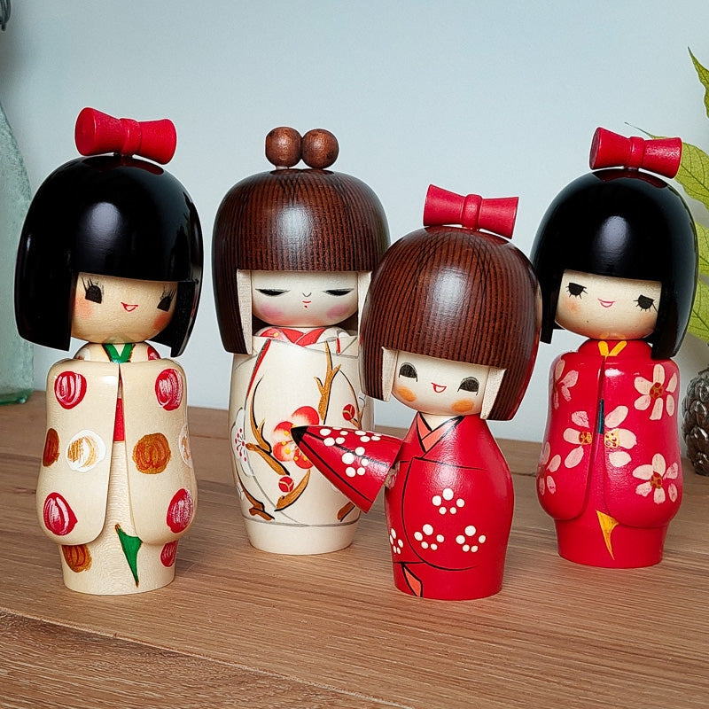 Puinen Kokeshi-nukke