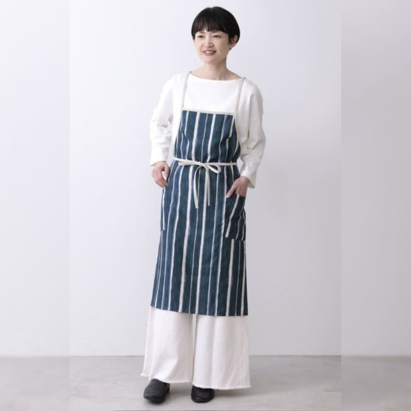 Sininen raidallinen japanilainen kaksoisrintainen esiliina