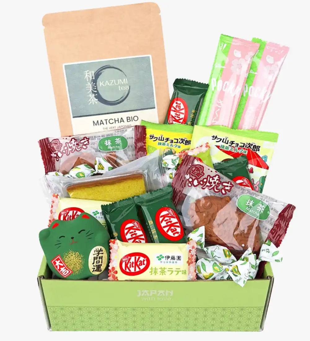 Boîte de snacks au matcha vert avec des friandises variées et un sachet rose de thé matcha.