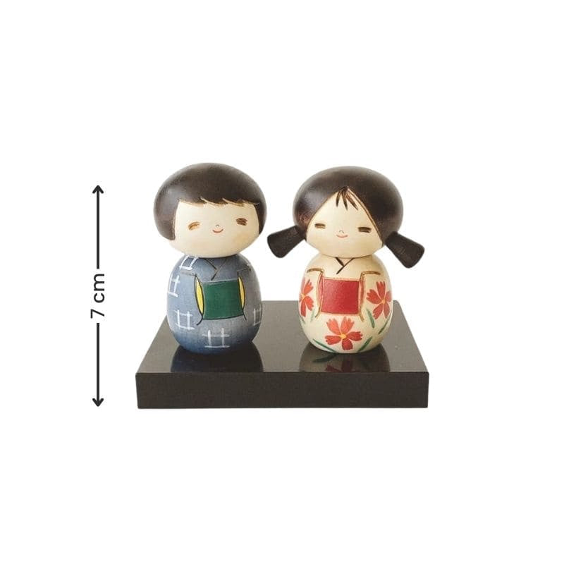 Ystävyys Kokeshi-nuket