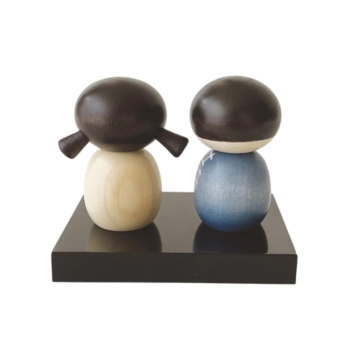 Ystävyys Kokeshi-nuket