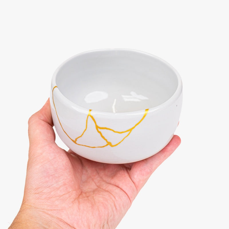 Valkoinen japanilainen Kintsugi-matcha-kulho