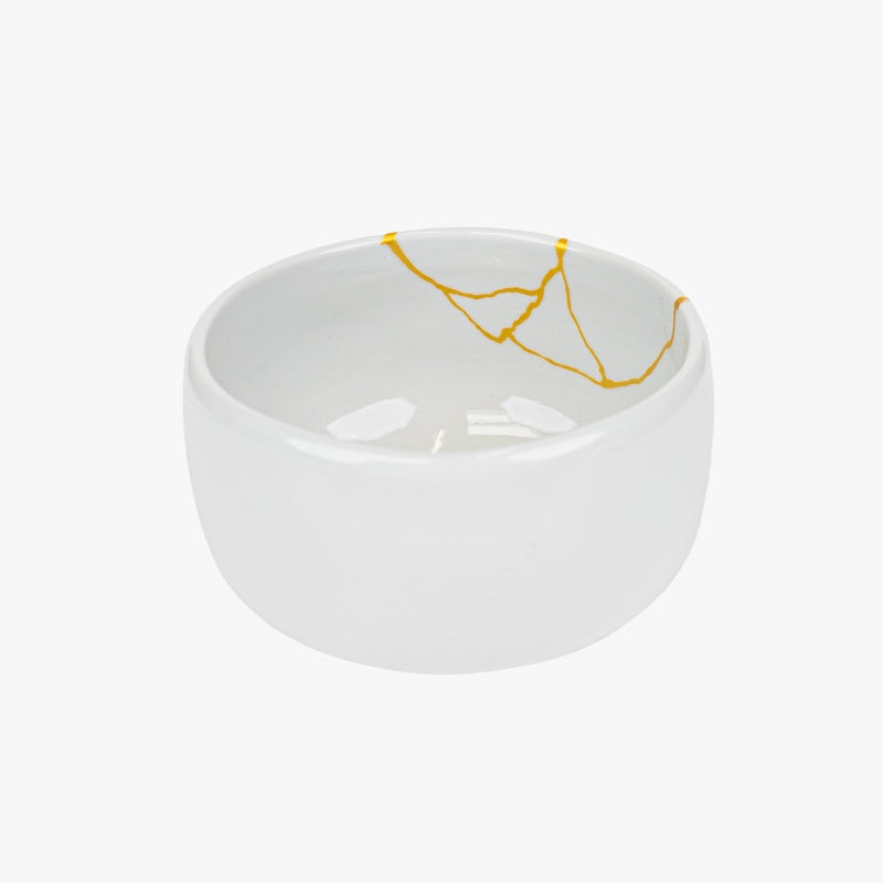Valkoinen japanilainen Kintsugi-matcha-kulho