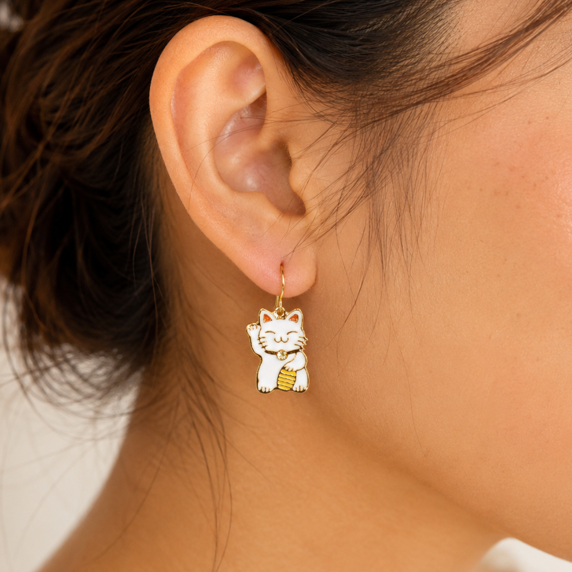 Valkoiset ja kultaiset japanilaiset Maneki-Neko-korvakorut