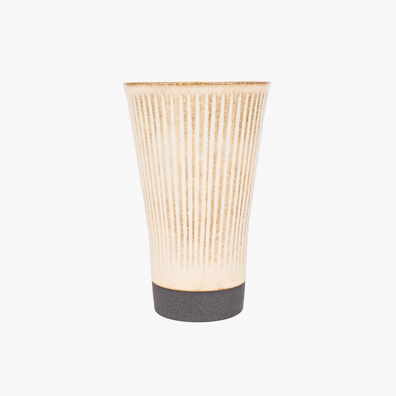 Suuri beige japanilainen kuppi