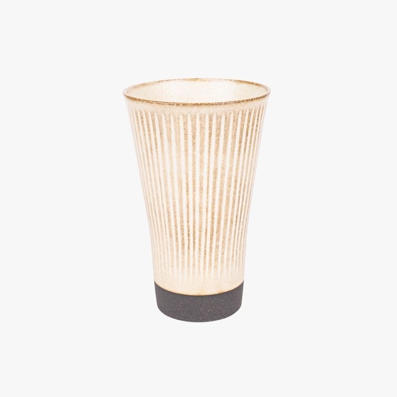Suuri beige japanilainen kuppi
