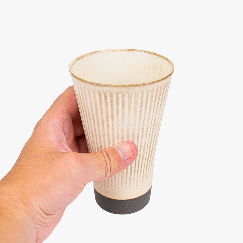 Suuri beige japanilainen kuppi