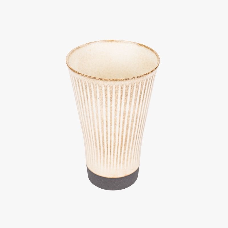 Suuri beige japanilainen kuppi