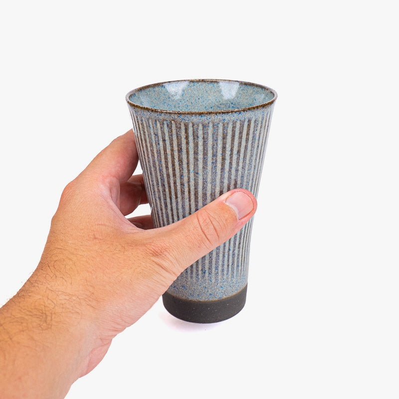 Suuri harmaa japanilainen kuppi