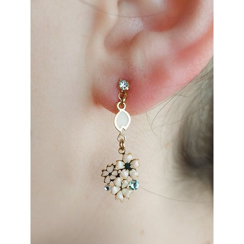 Japanilainen kissa korvakorut