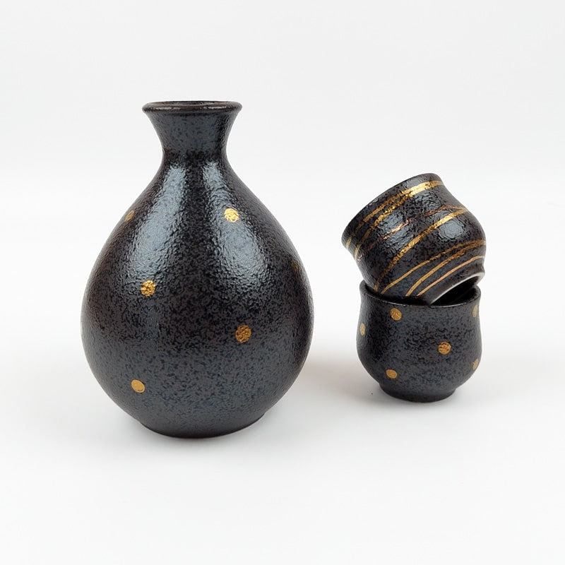 Käsintehty japanilainen sake-palvelu