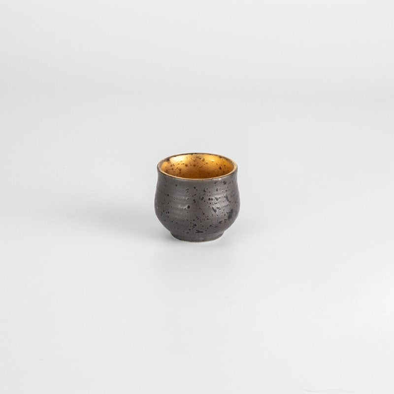 Kultainen japanilainen sake-setti