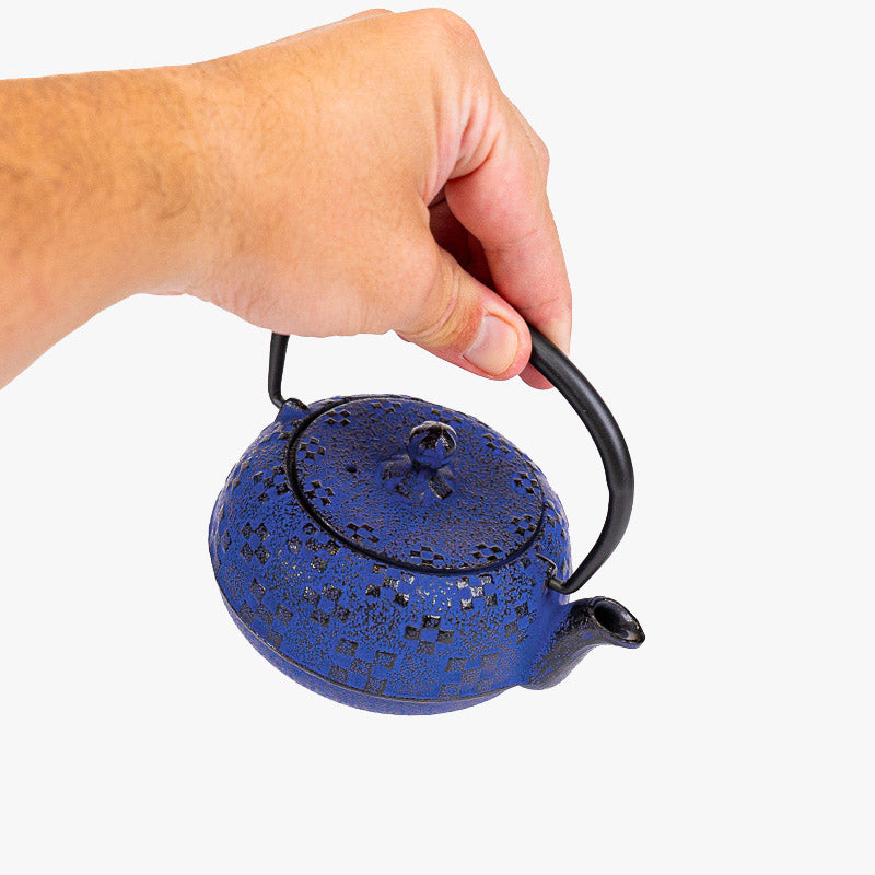 Pieni japanilainen valurautainen teekannu (Tetsubin), indigo