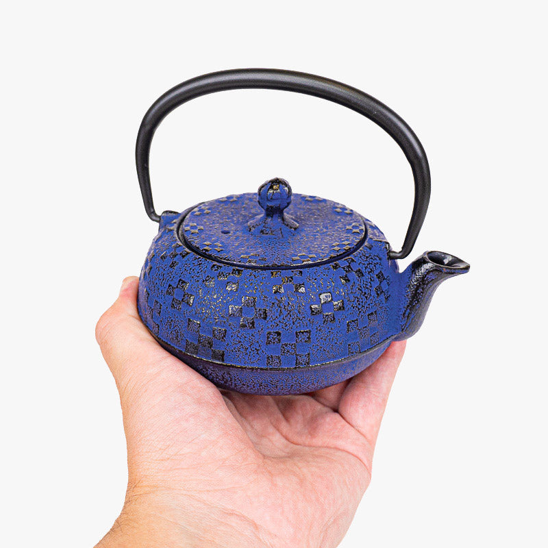 Pieni japanilainen valurautainen teekannu (Tetsubin), indigo