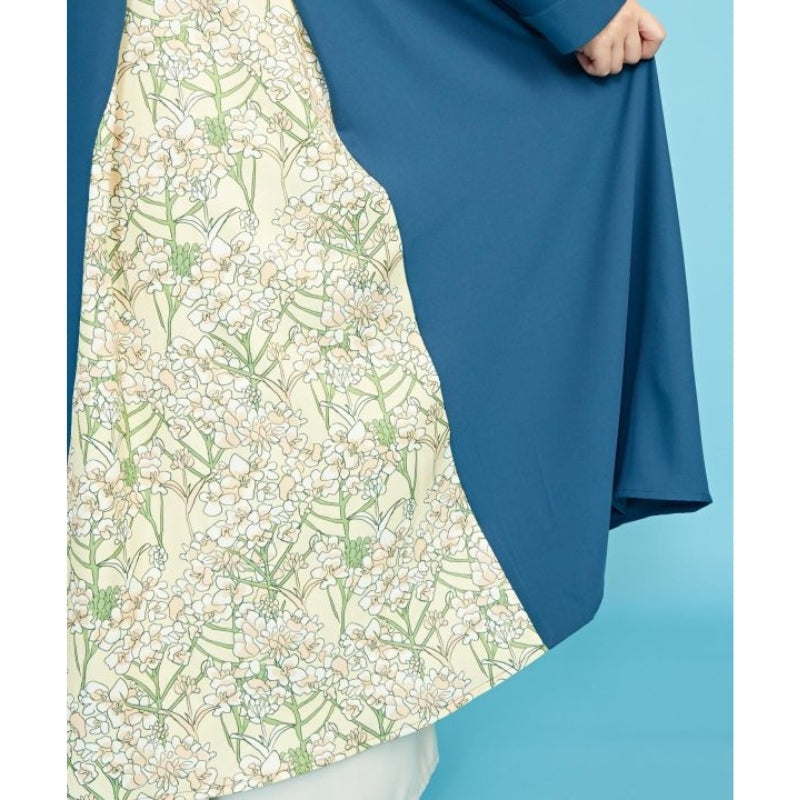 Sininen moderni japanilainen mekko