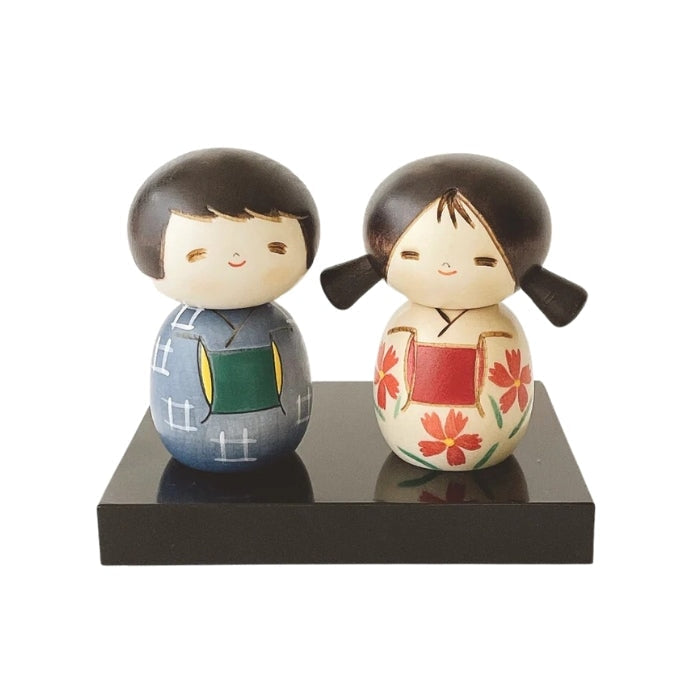 Ystävyys Kokeshi-nuket